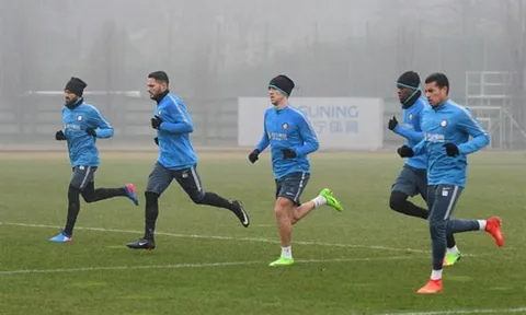 Mặt trời còn chưa lên, Inter đã ra sân tập luyện vì Juventus