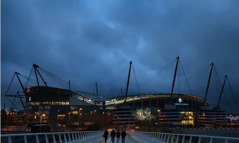 Mây đen phủ kín Etihad trong lúc Man City tập luyện