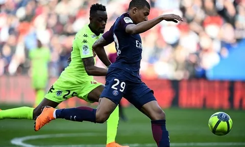 Mbappe lập cú đúp giúp 10 người PSG đánh bại Angers
