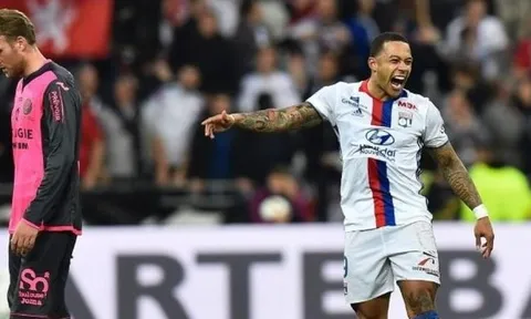 Memphis Depay lập siêu phẩm từ giữa sân giúp Lyon hủy diệt Toulouse