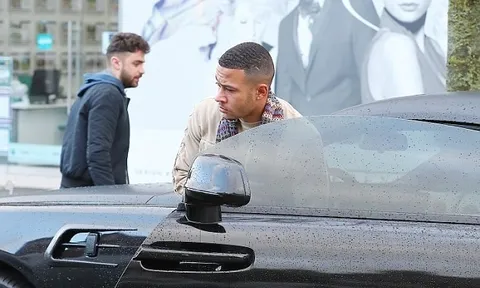 Depay lái Rolls Royce đi chơi với vẻ mặt cau có