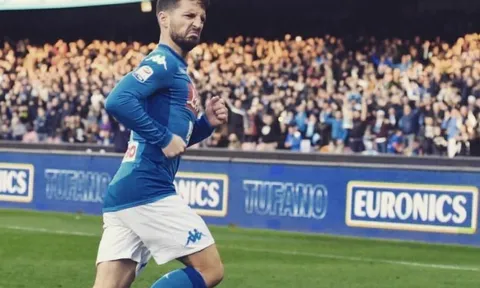 Mertens bị trêu chọc sau màn ăn mừng 'nhăn như khỉ ăn ớt'