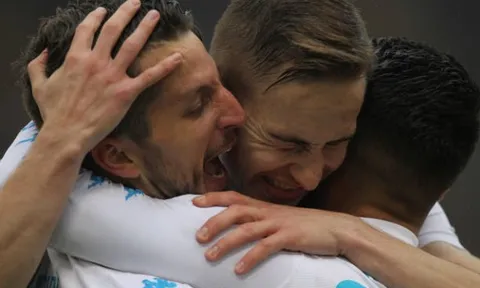 Mertens tỏa sáng, Strootman cố cứu Roma nhưng không thành