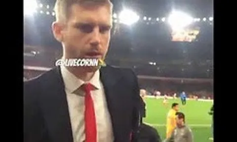 Mertesacker suýt đánh CĐV vì bị chọc ghẹo