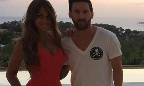 Messi và bà xã mắc kẹt trong vòng vây của người hâm mộ
