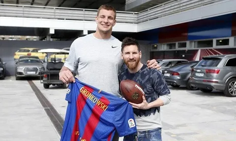 Messi lọt thỏm khi đứng cạnh cầu thủ bóng bầu dục