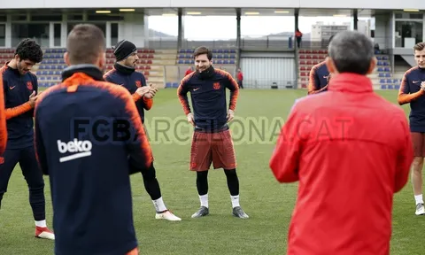 Messi đã xuất đầu lộ diện trên sân tập Barcelona