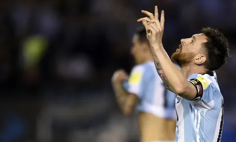 Messi lập công trên chấm phạt đền, Chile có nguy cơ ở nhà xem World Cup