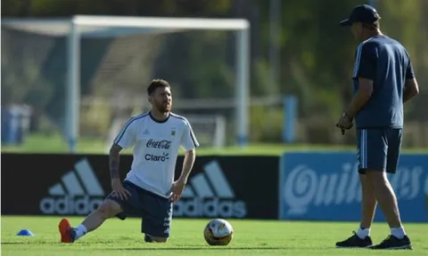 Messi 'ngoan hiền' lắng nghe từng lời dạy của Bauza