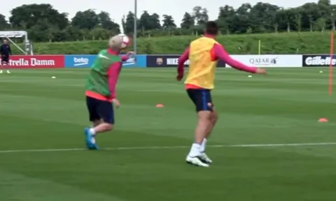 Messi nhẹ nhàng 'làm nhục' Suarez trên sân tập