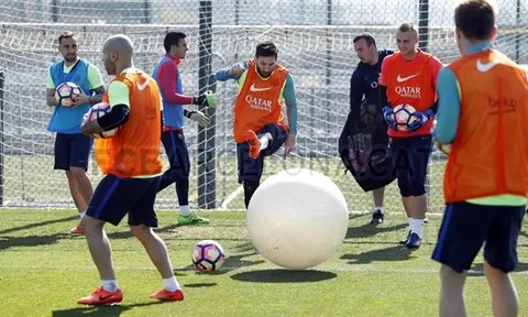 Messi phấn khích khi được chơi cùng quả bóng khổng lồ