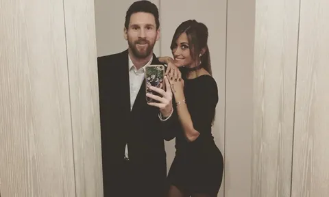 Messi và bạn gái mặc đồng phục đen đi ăn sinh nhật Neymar