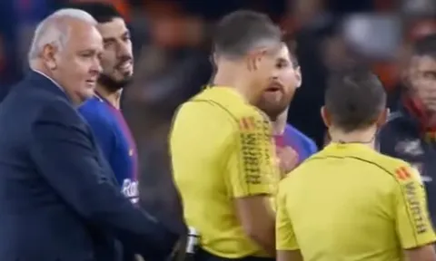 Messi và Suarez liên tục phàn nàn với trọng tài vì mất bàn thắng
