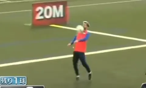 Messi và Suarez trổ tài chuyền và khống chế bóng ở cự ly 50m