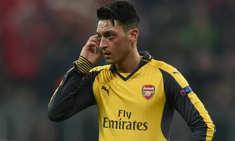 Mesut Oezil như vật tế thần ở Arsenal