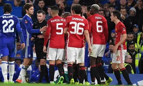 Bắt 4 trận, trọng tài Michael Oliver phạt M.U 3 quả phạt đền, 1 thẻ đỏ