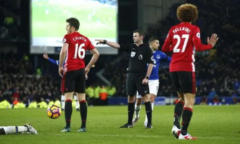 Trọng tài Michael Oliver bắt derby nước Anh, Liverpool mừng, MU lo