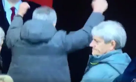 Mourinho bị chỉ trích thậm tệ vì bỏ vào đường hầm sớm