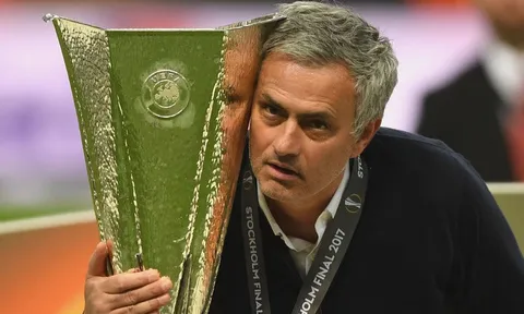 Mourinho đánh Đông, dẹp Bắc nhưng bất lực ở Man Utd