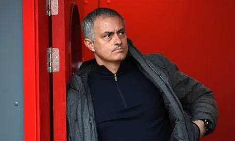 Mourinho đầy căng thẳng quan sát địa hình tại sân Riverside