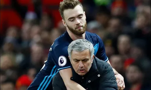 Mourinho đứng ngồi không yên, "câu giờ" lộ liễu vì 3 điểm