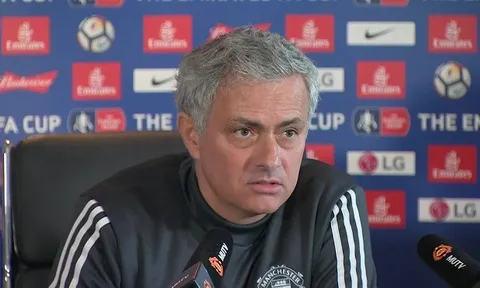 Mourinho 'hùng biện' 12 phút: Nghệ thuật trốn trách nhiệm