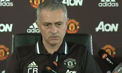 Mourinho mặc áo in tên Ranieri dự họp báo
