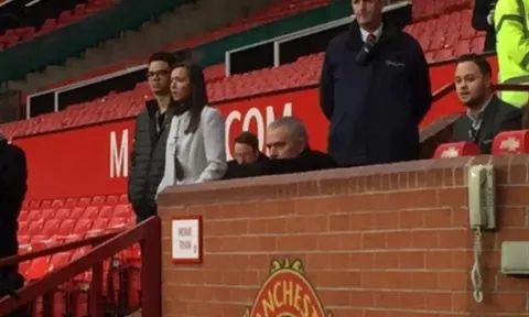 Mourinho mặt 'chù ụ' nhìn học trò quảng bá đồng hồ