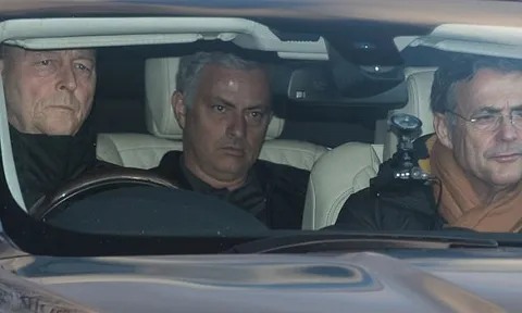 Mourinho mặt lạnh tanh trên đường đến sân tập Man Utd
