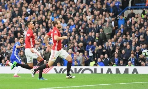 Mourinho & M.U bị Chelsea đá đểu không thương tiếc