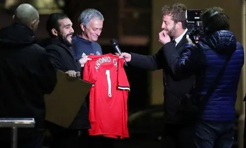 Mourinho ngớ người khi bị gài kí vào áo đấu M.U có tên Antonio Conte