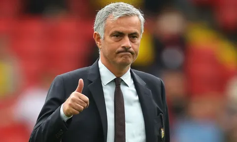 Mourinho ở lại Man Utd: Lời tuyên chiến gửi tới Man City
