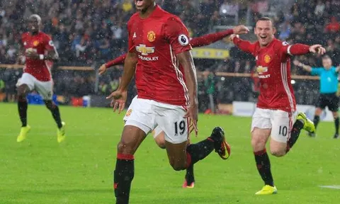 Mourinho thách Rashford đuổi kịp Rooney