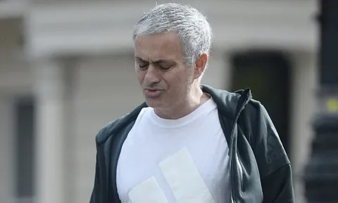 Mourinho trở lại London với vẻ mặt đau khổ