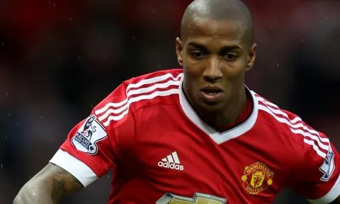 Mourinho tuyên bố Young có thể rời Man Utd