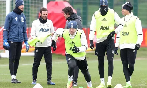 Chùm ảnh: "Tâm điểm" Rooney chạy hết mình trong buổi tập mới nhất của M.U