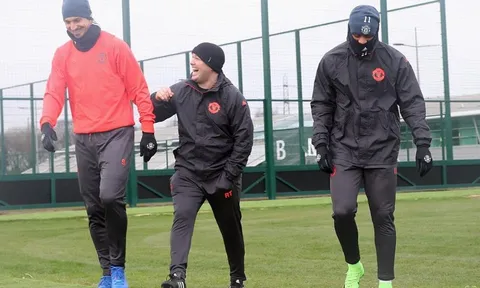 Chùm ảnh: Rooney tái xuất, Mkhitaryan cau có trong buổi tập mới nhất