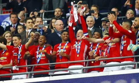 Man Utd: Mộng vàng “ăn 3”
