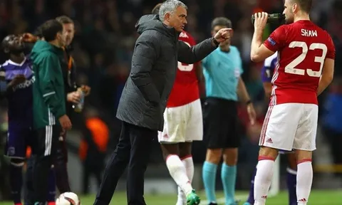 MU hỗn loạn: Màn tung hê đi vào "vết xe đổ" của Mourinho