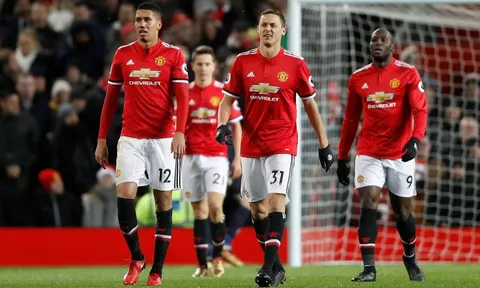 Đã đến lúc Mourinho thôi “dựng xe bus”?