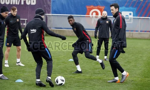 Mưa gió không ngăn được Barcelona tập luyện