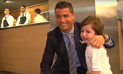 Ronaldo ủng hộ cậu bé mồ côi vì đánh bom