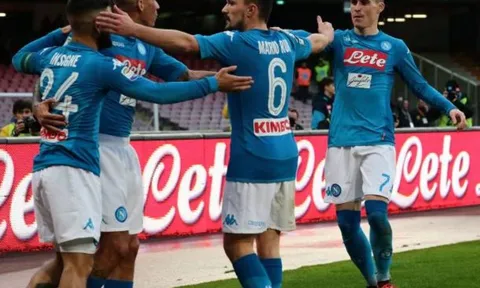 Napoli giữ vững ngôi đầu, Benevento lại tạo địa chấn