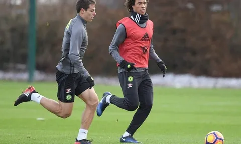 Nathan Ake hào hứng trên sân tập chuẩn bị chạm trán Leicester