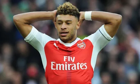 'Ném đá' Wenger, sao Arsenal lên tiếng hối lỗi