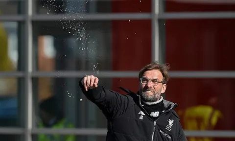 Ném tuyết thư giãn, Liverpool sẵn sàng đả bại Man Utd