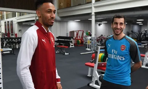 Neville cảnh báo Arsenal về bộ tứ L-M-A-O
