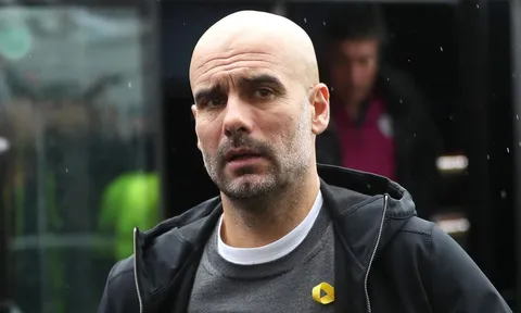 Neville mỉa mai quyết định dùng 6 cầu thủ dự bị của Pep Guardiola