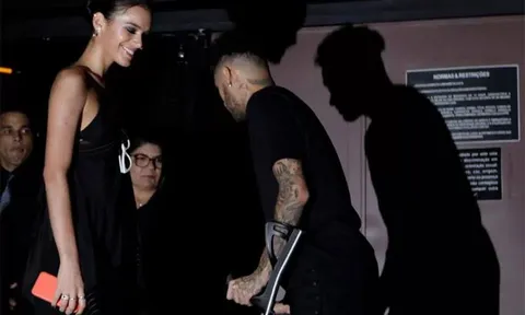 Neymar ăn chơi, bao giờ mới được như Ronaldo và Messi?