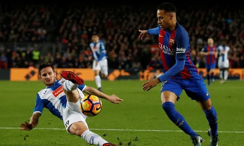 Barcelona với khoảng lặng giữa giông bão
